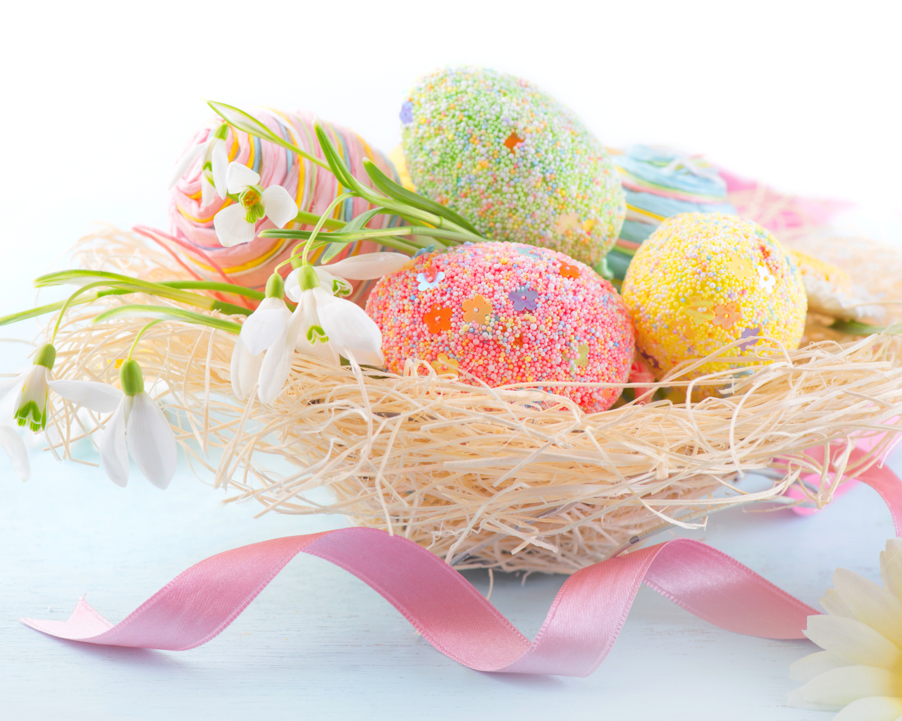 Красивые крашеные  пасхальные яйца с подснежниками на белом фоне