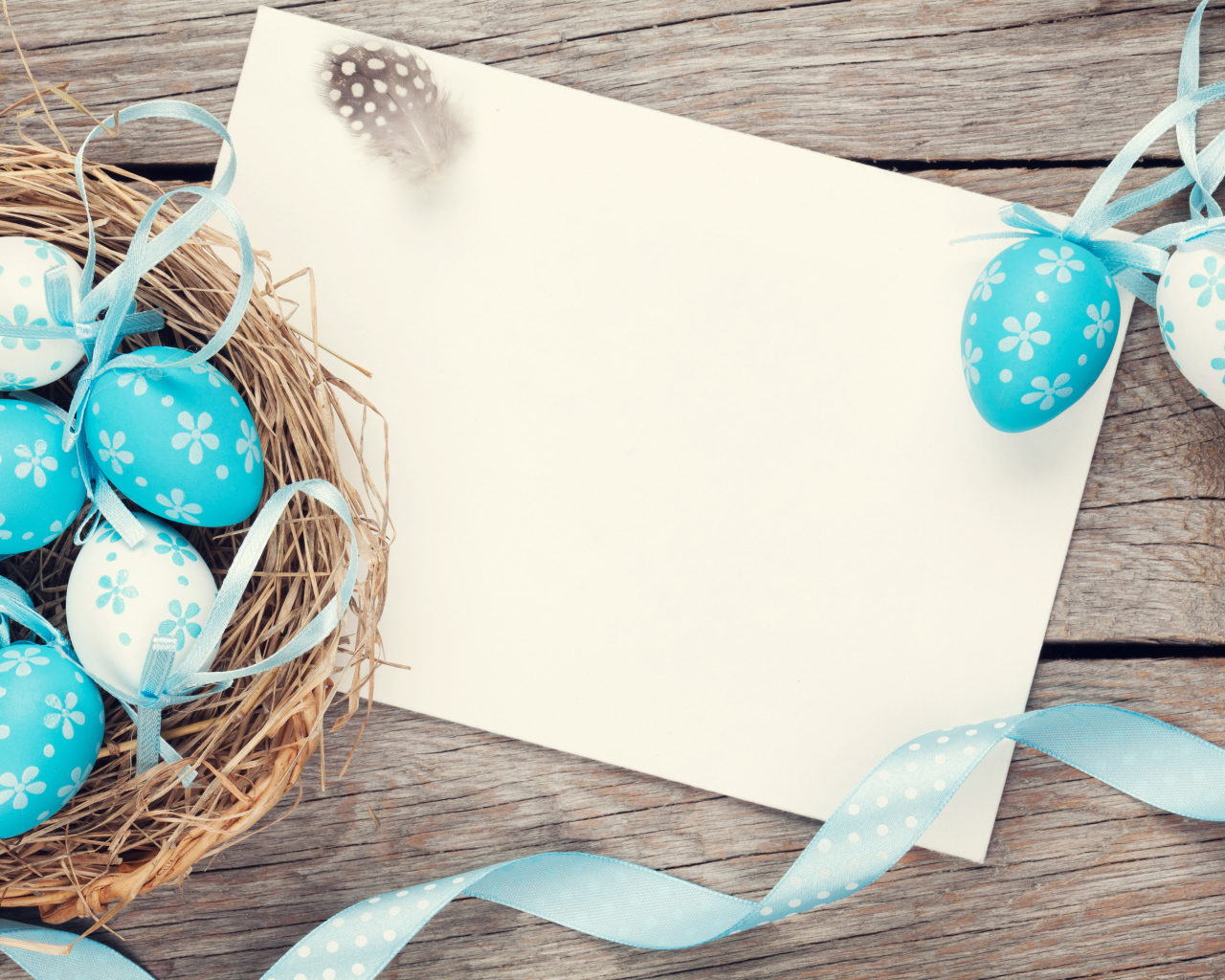 Голубые пасхальные яйца с лентами,  шаблон поздравительной открытки