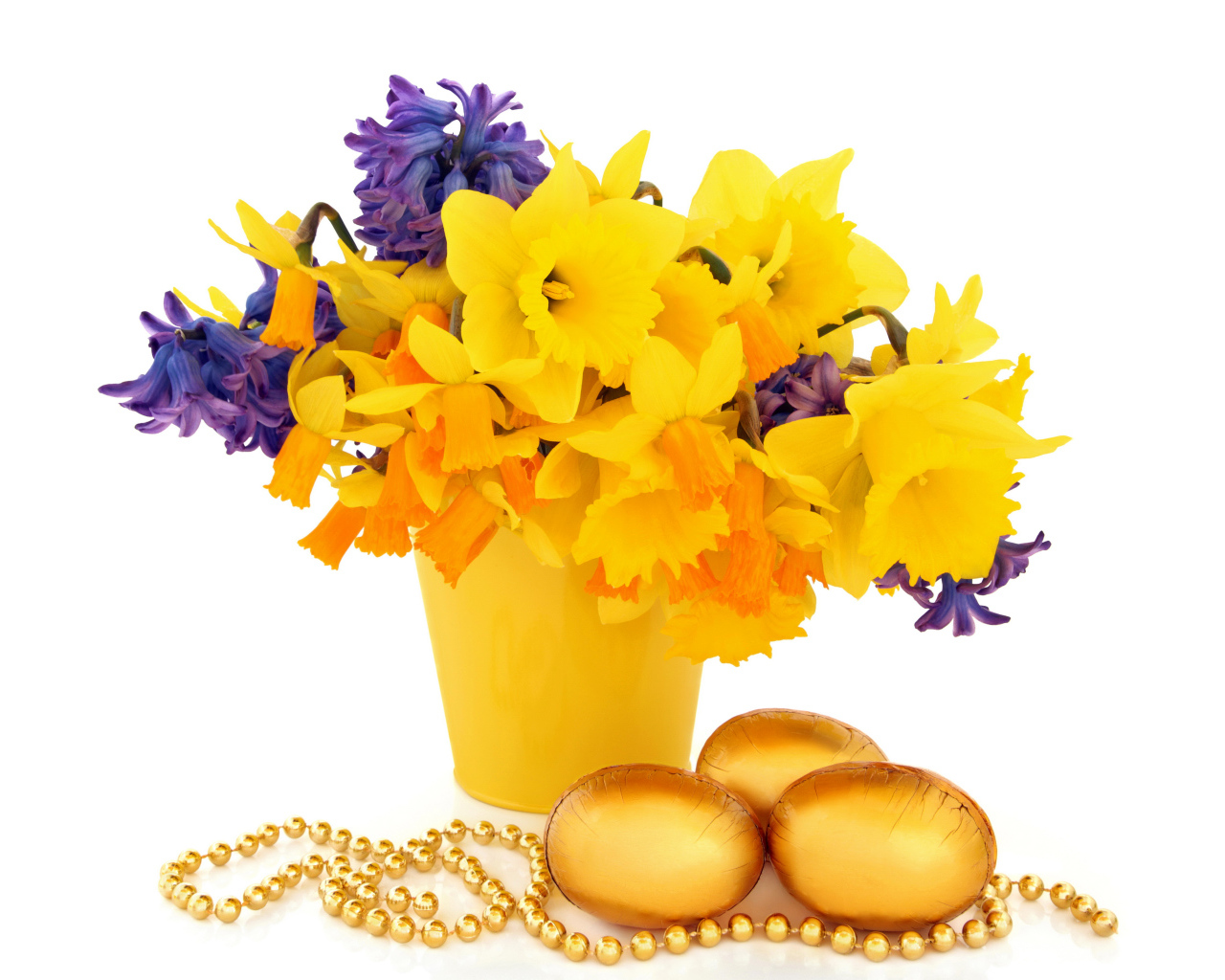 Букет нарциссов в гиацинтами на белом фоне с золотыми яйцами