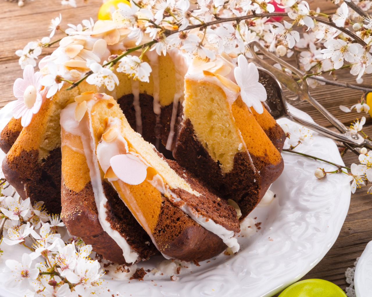 Вкусный пасхальный кулич с цветущей веткой абриса  на Светлый праздник Пасха