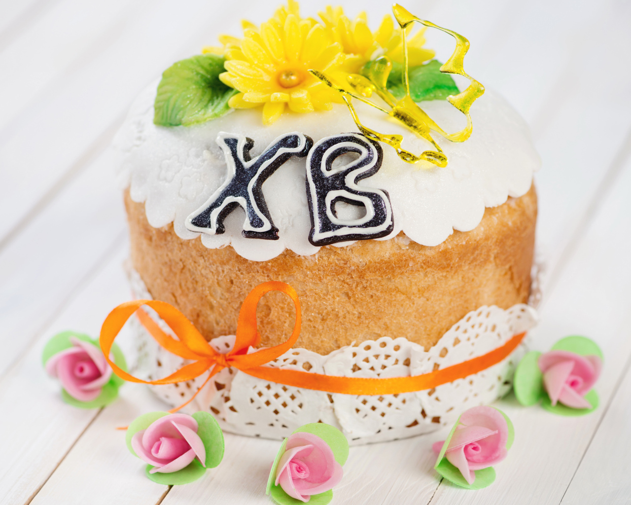 Пасхальный кулич с розочками на праздник