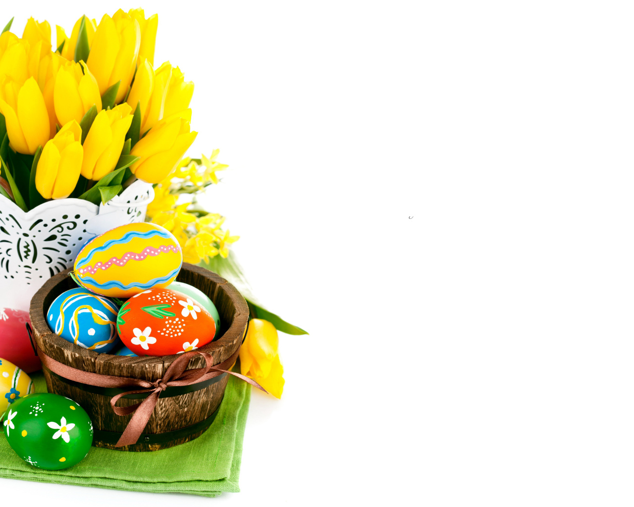Пасхальные яйца и букет желтых тюльпанов, шаблон для открытки на Пасху