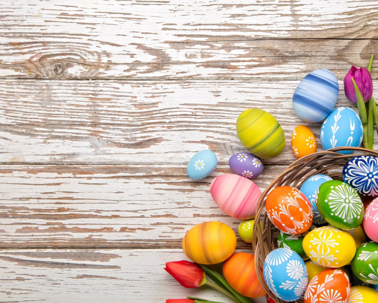 Пасхальные яйца на деревянном фоне, шаблон для открытки на Пасху