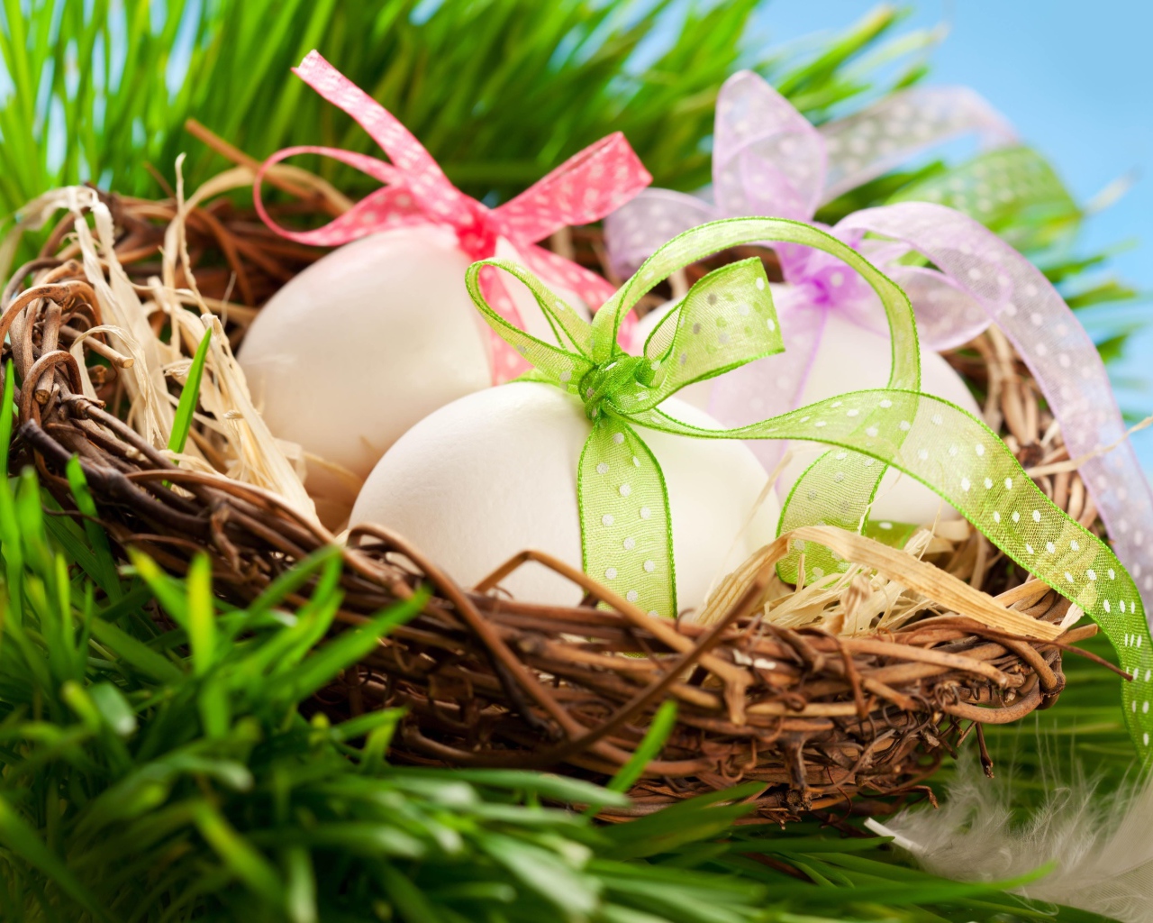 Яйца с бантами в гнезде на Пасху