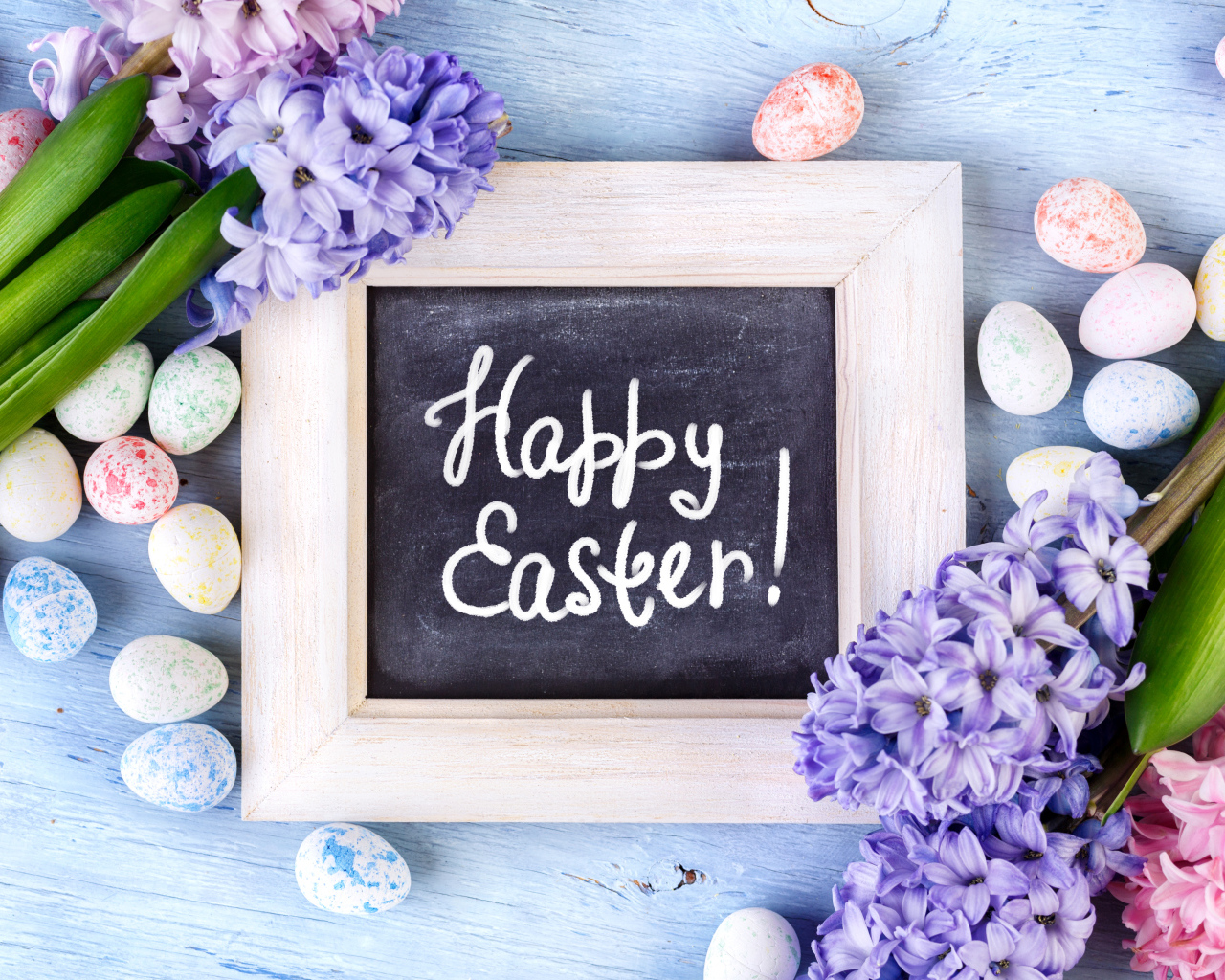 Гиацинты и пасхальные яйца на Великий праздник Пасха