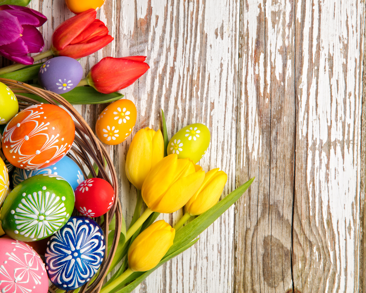 Крашеные яйца и тюльпаны на Пасху, фон для открытки