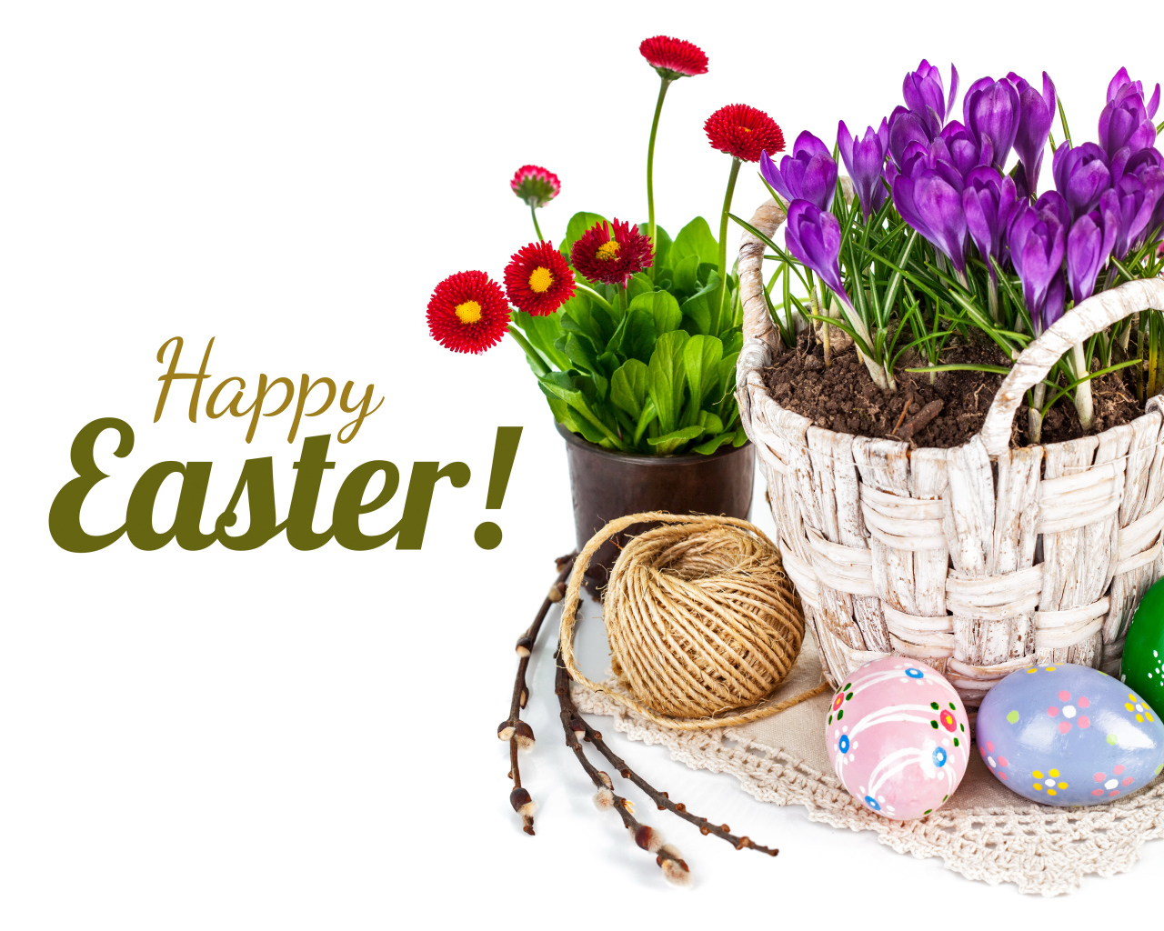 Весенние цветы и крашеные яйца на Пасху