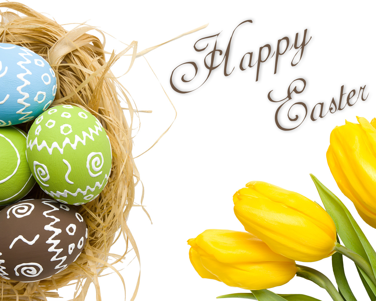 Желтые тюльпаны и крашеные яйца на Пасху