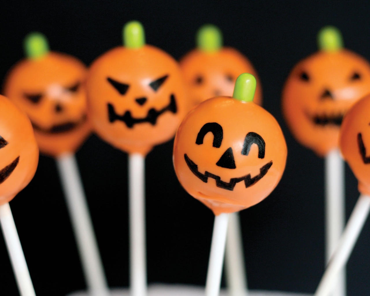 Конфеты на палочке к празднику Хэллоуин