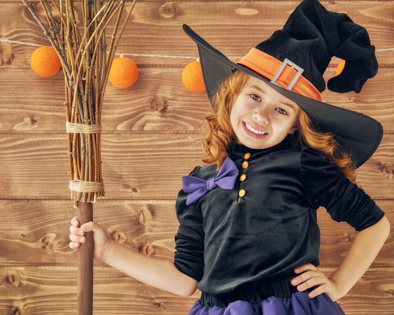 Маленькая девочка в костюме ведьмы на праздник Хэллоуин