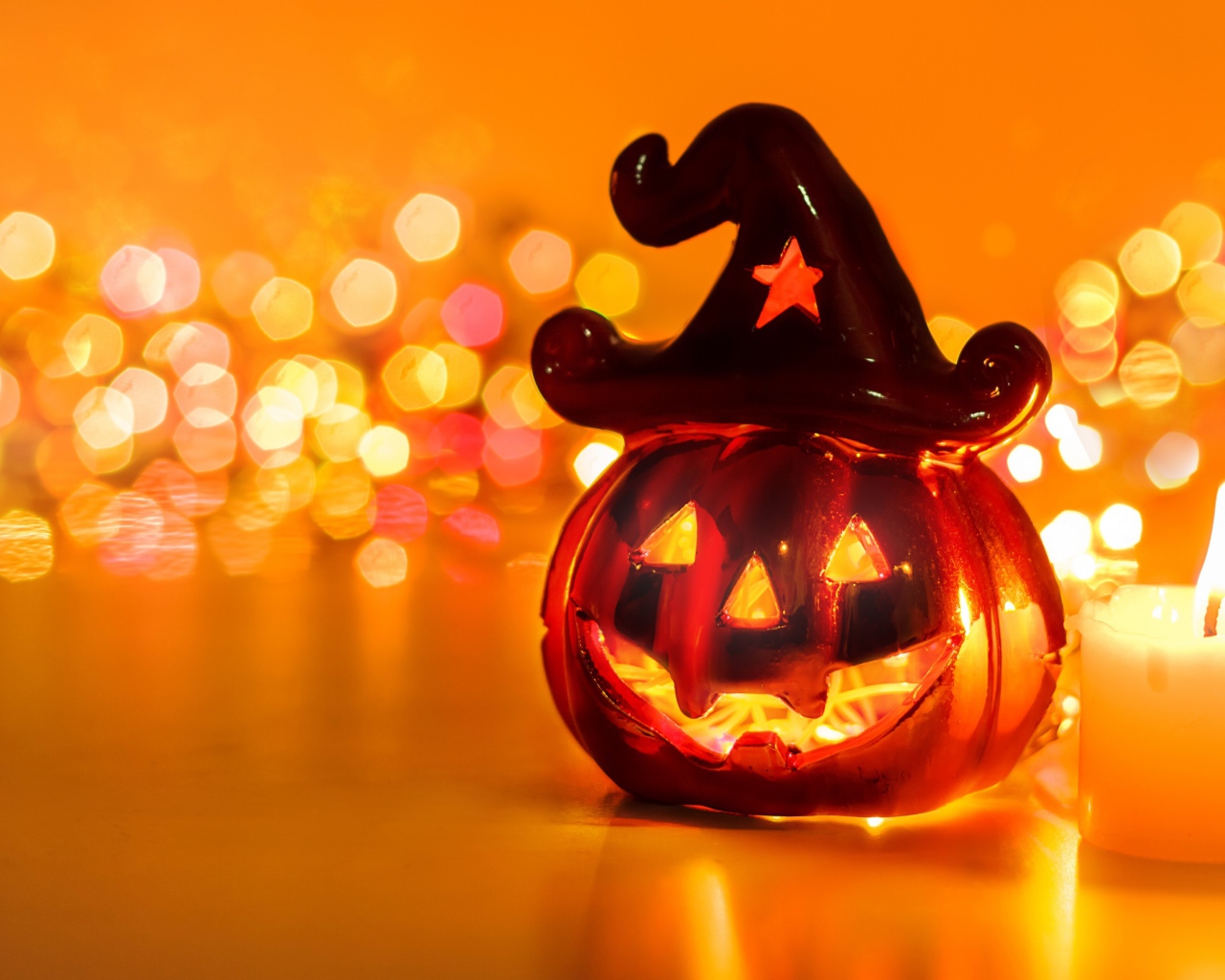 Тыква с зажженной свечой на праздник Хэллоуин