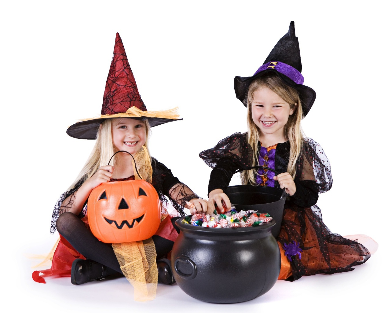 Две маленькие девочки в костюмах на Хэллоуин