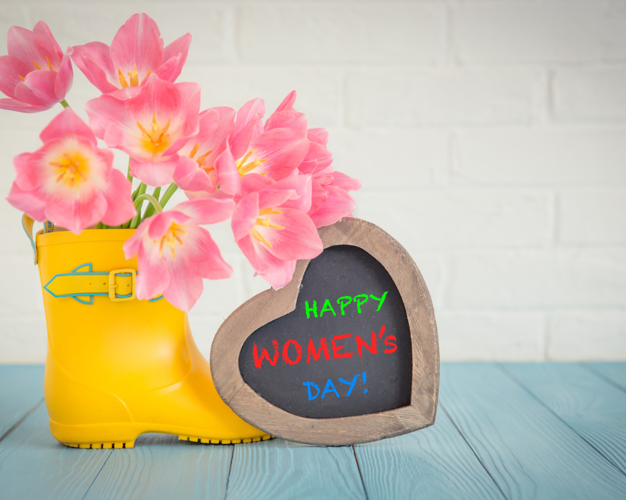 Букет розовых тюльпанов и деревянное сердце, подарок на 8 марта