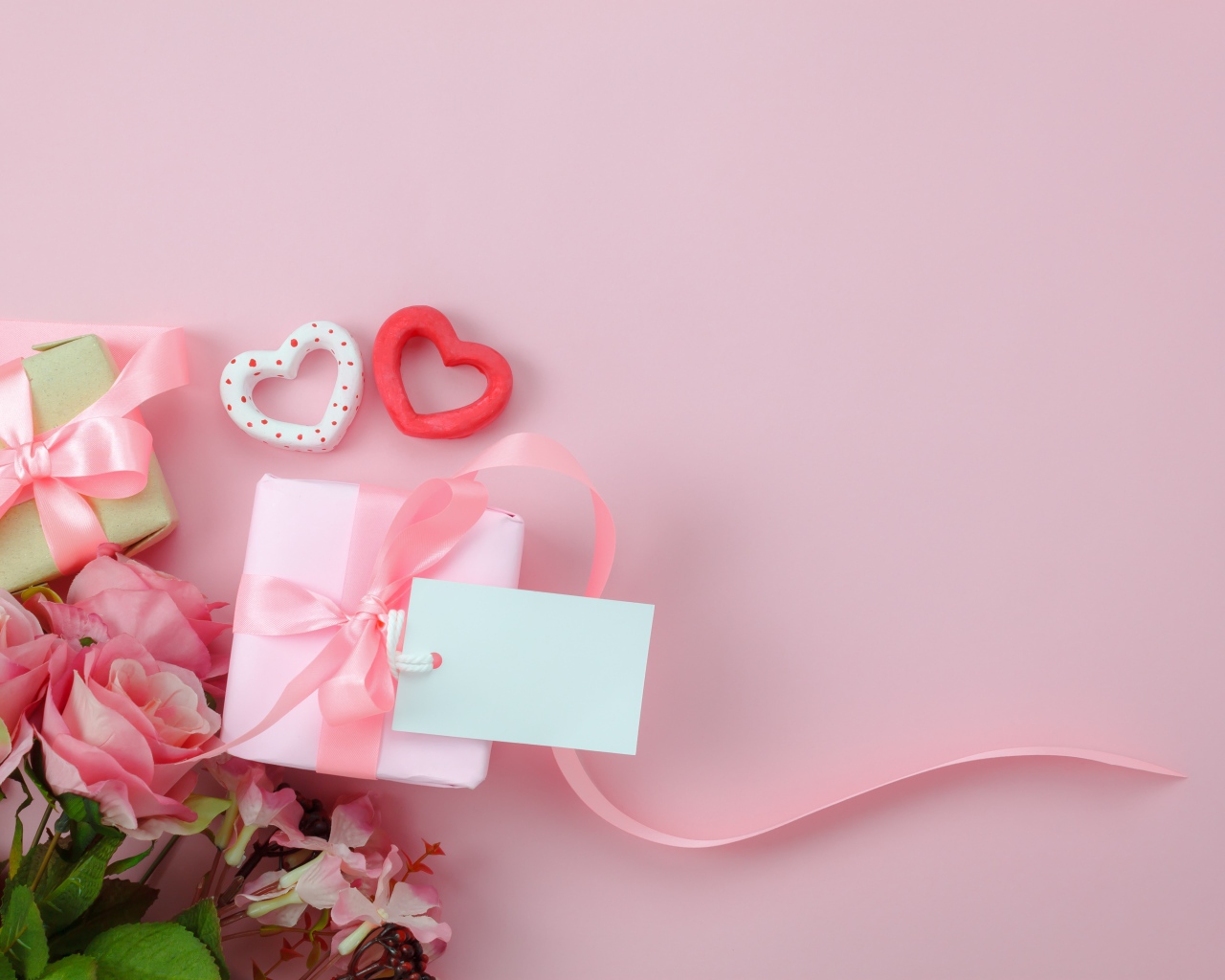 Букет роз, подарки и два сердца на розовом фоне шаблон открытки на 8 марта