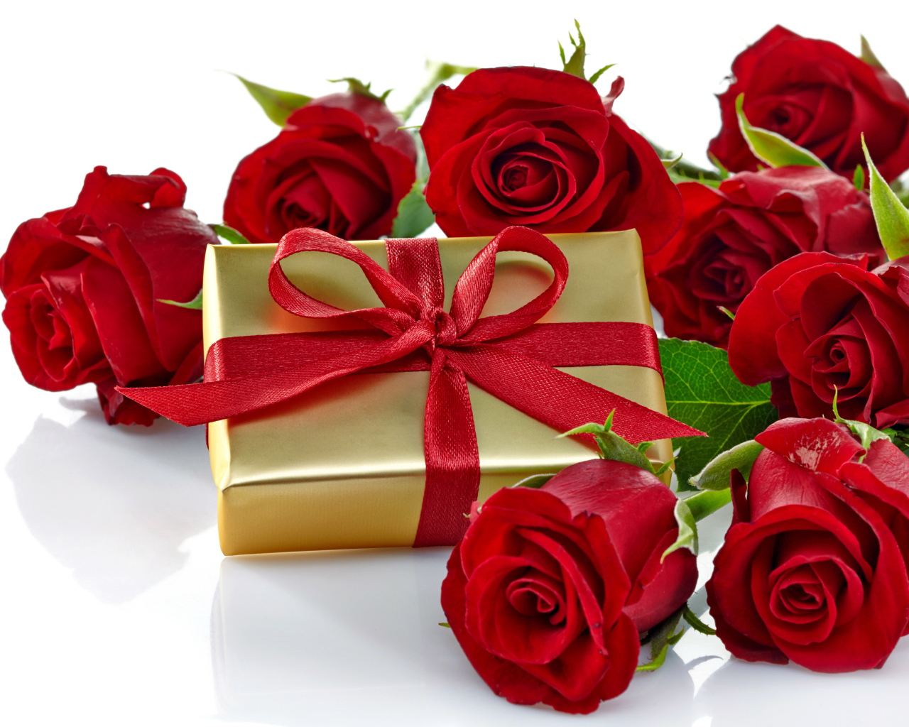 Подарок и букет красных роз на белом фоне к празднику 8 марта