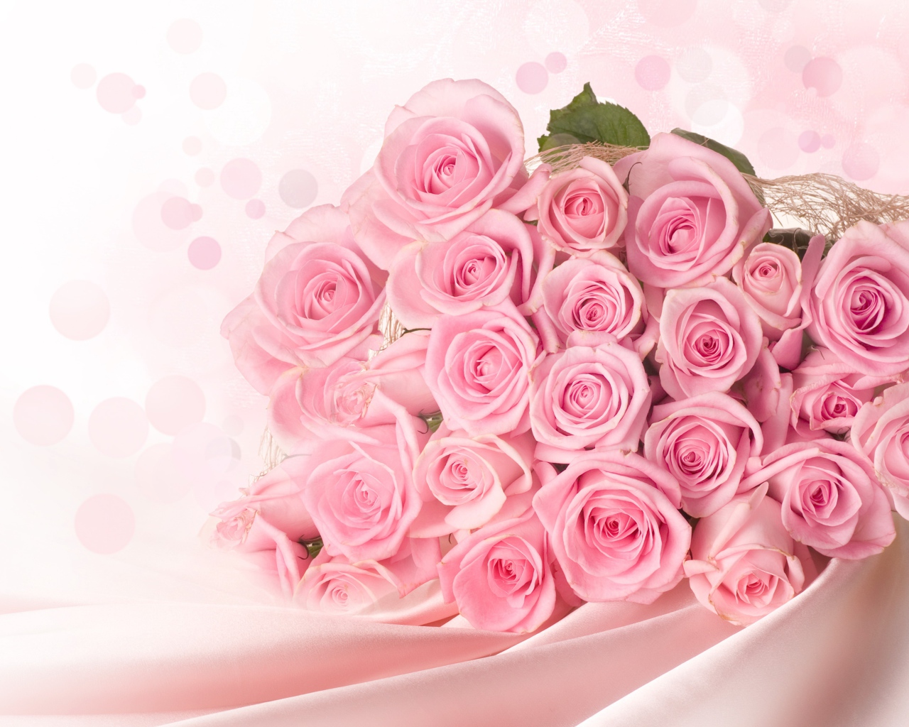 Красивый большой букет розовых роз на Международный женский день 8 марта