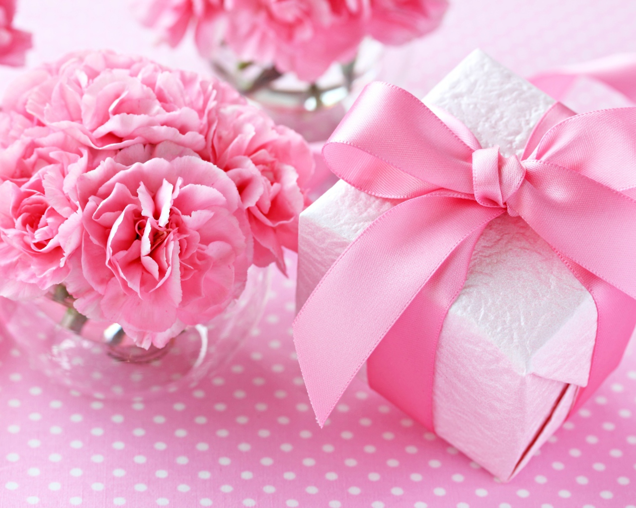 Букет розовых гвоздик и подарок любимой на 8 марта
