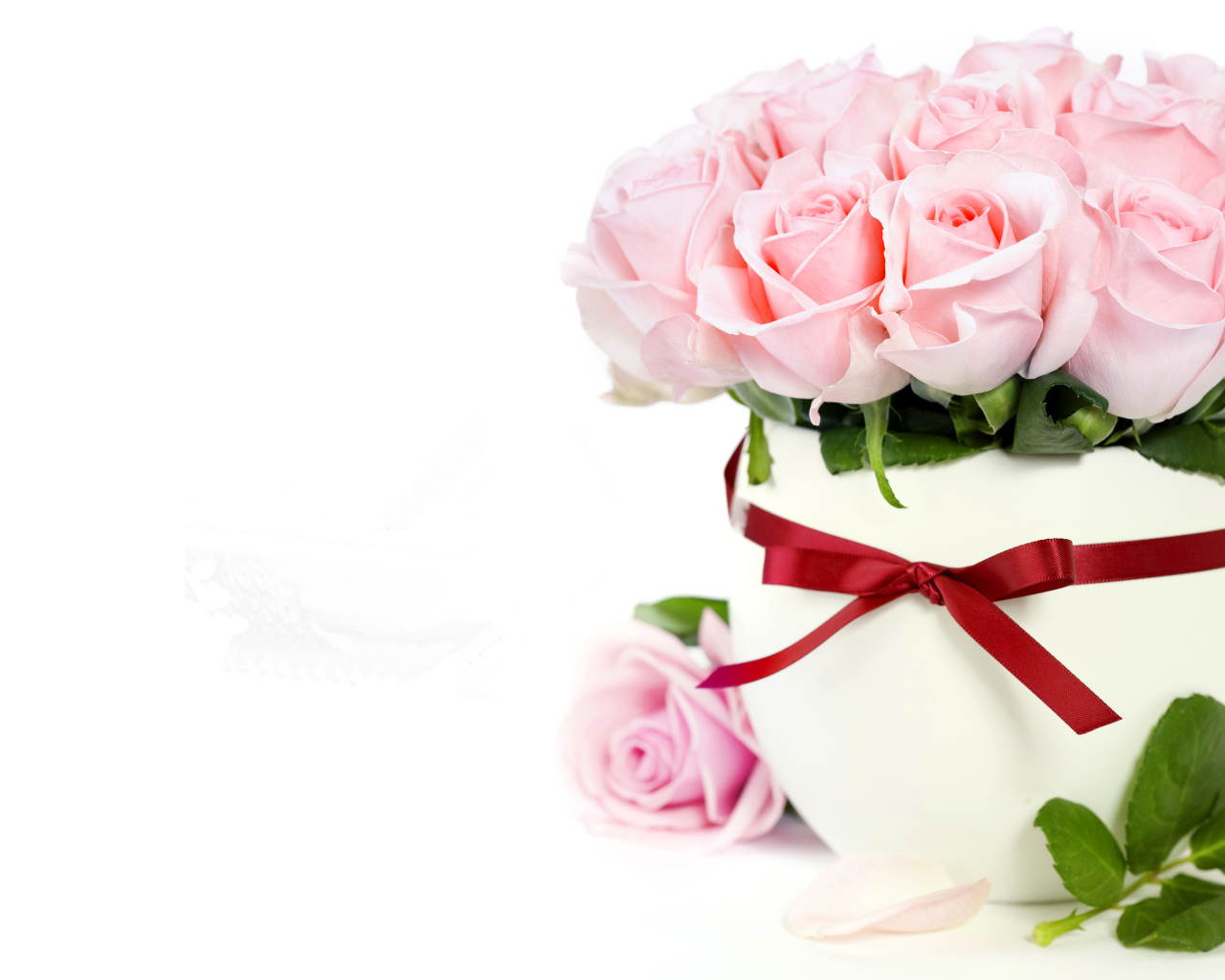 Букет розовых роз в белой вазе с красным бантом, шаблон открытки на 8  марта