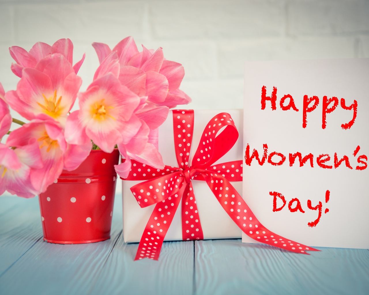 Букет розовых тюльпанов и подарок на Международный женский день 8 марта