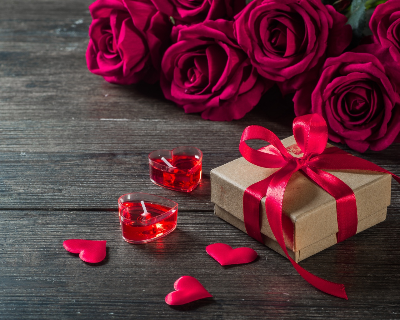 Букет роз, свечи и подарок любимой на Международный женский день 8 марта