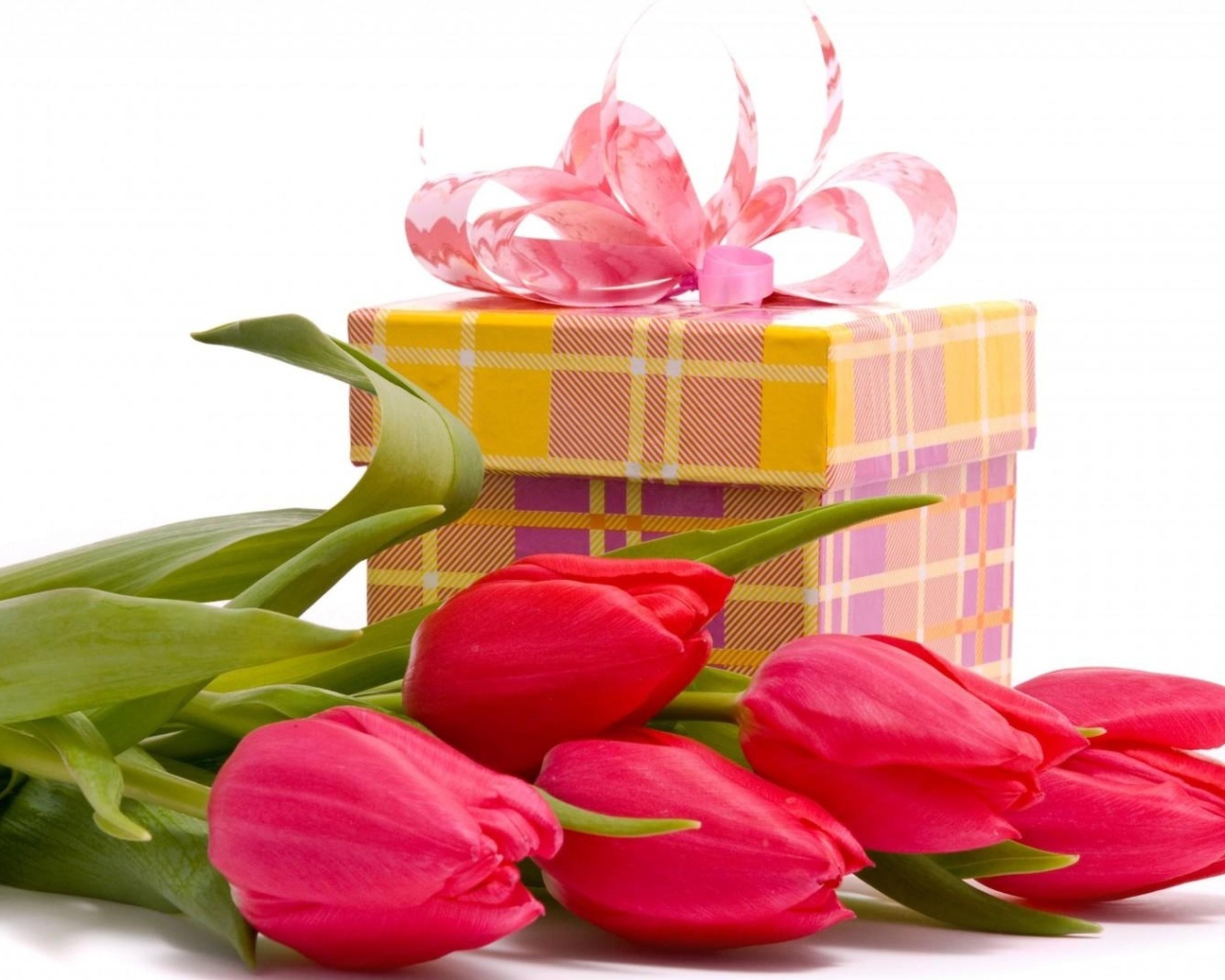Букет тюльпанов и подарок любимой на 8 марта