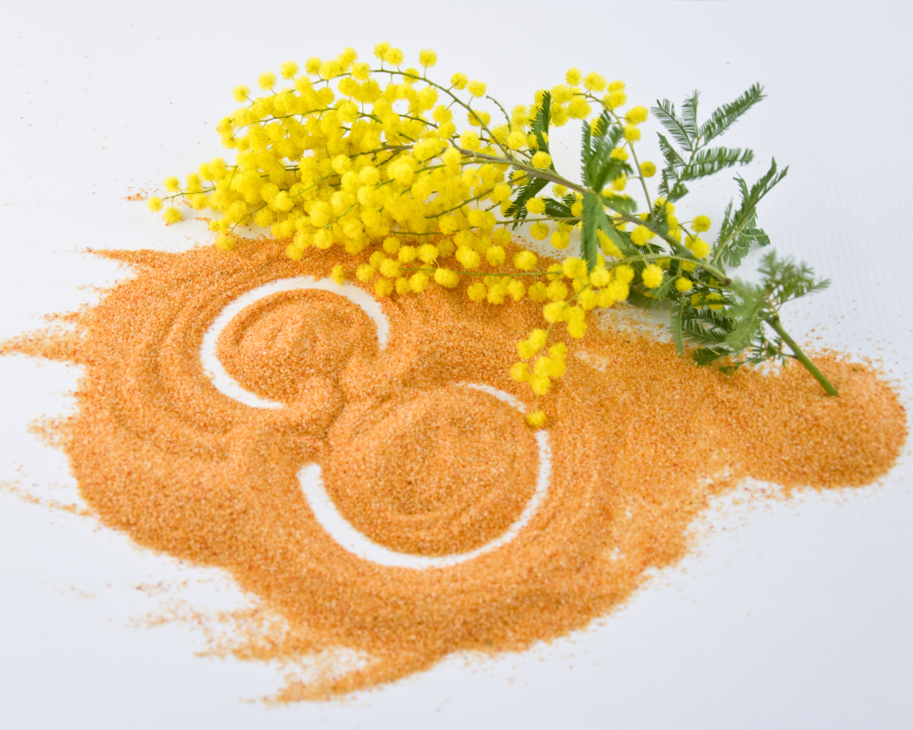 Цифра 8 на песке с веткой мимозы на Международный женский день 8 марта