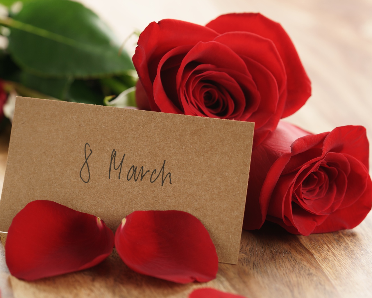 Красные розы и записка на Международный женский день 8 марта