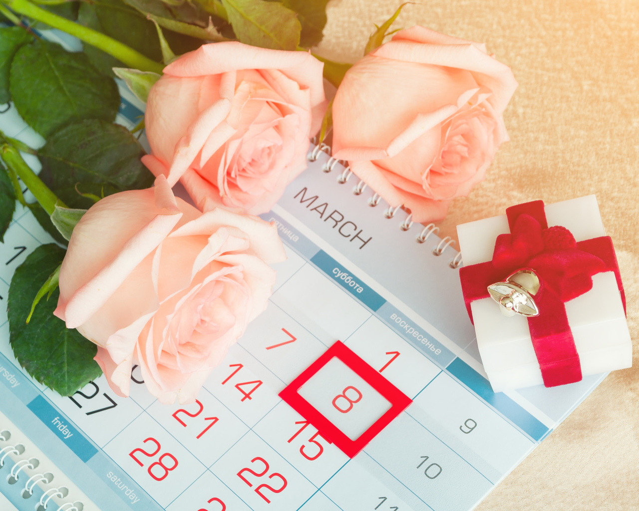 Три кремовых розы и подарок на Международный женский день 8 марта