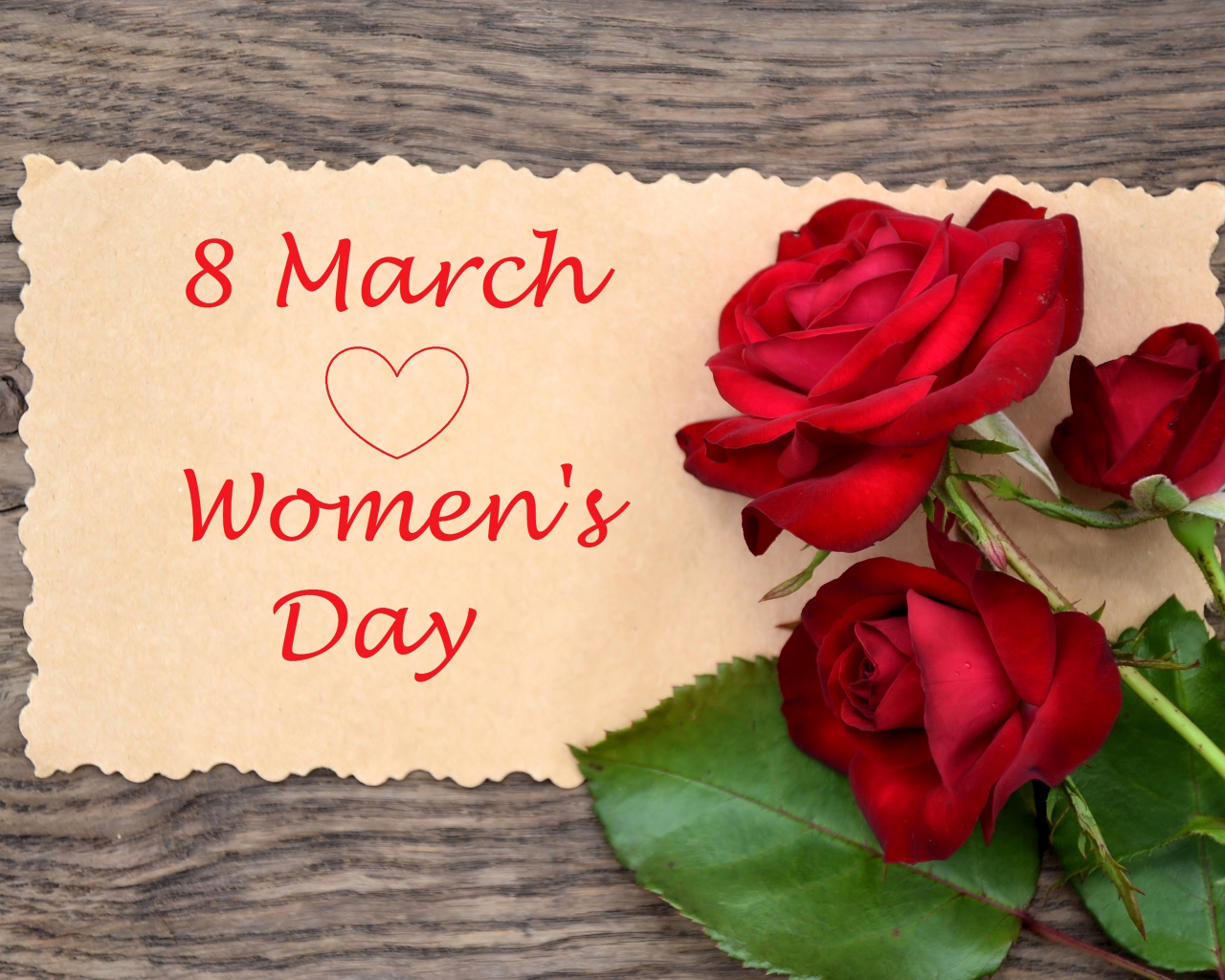 Три красных розы на Международный женский день 8 марта