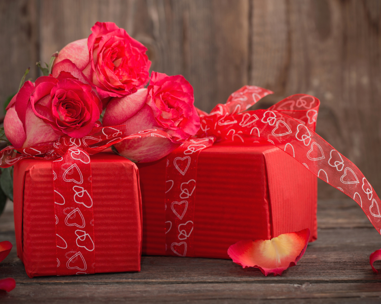Два больших красных подарка и розы в подарок любимой на 8 марта