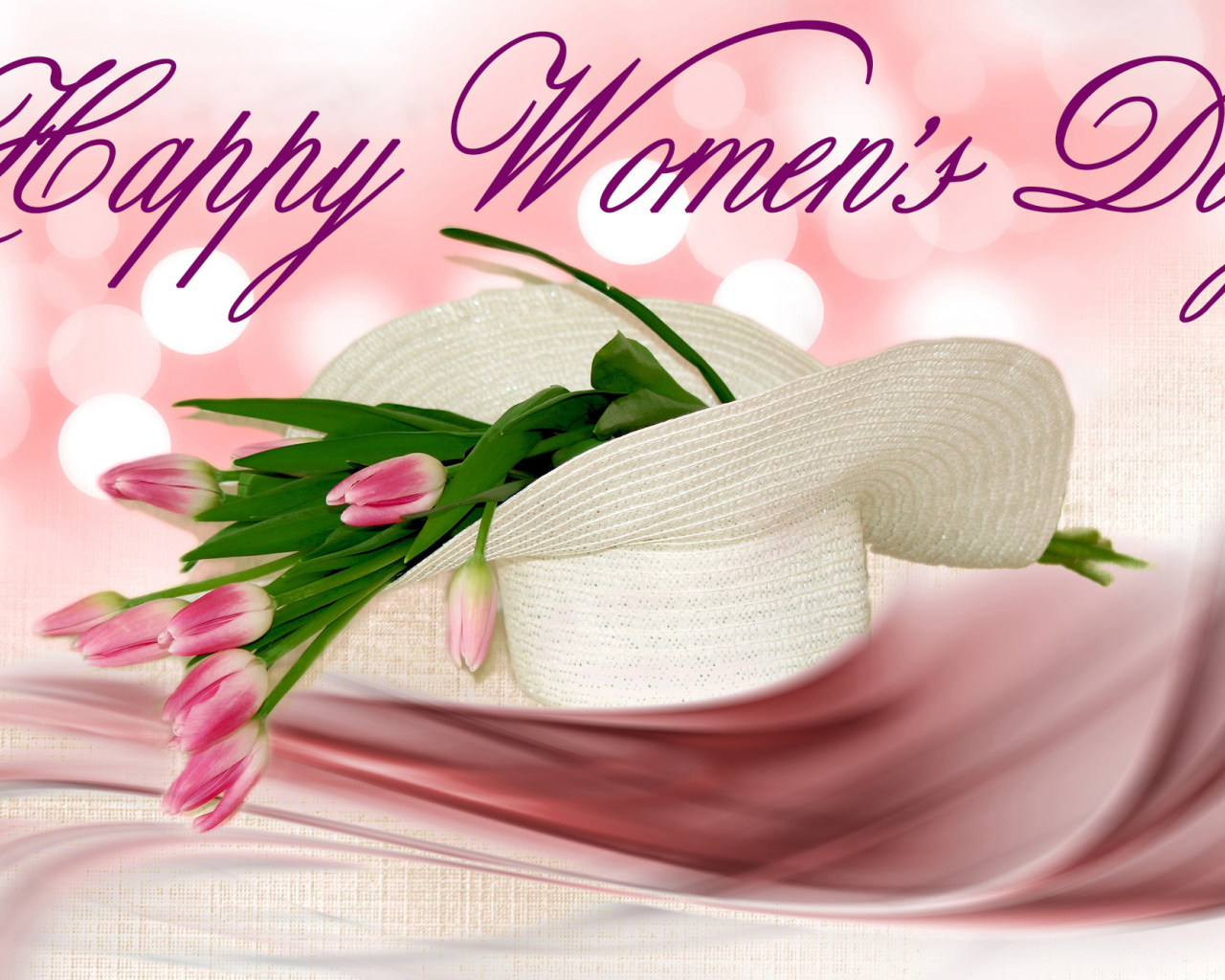 Белая шляпа с розовыми тюльпанами на Международный женский день 8 марта