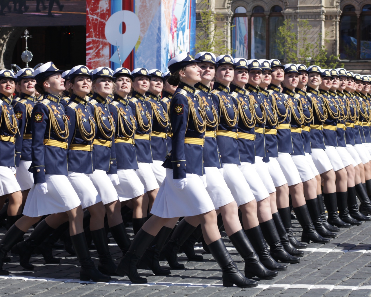 Девушки курсанты на военном параде ко Дню Победы, 9 мая