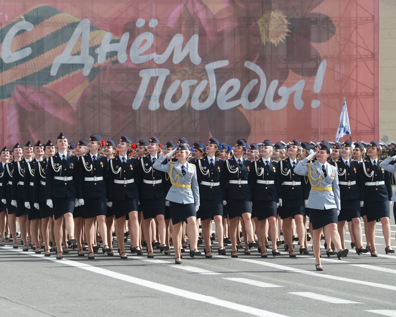 Девушки курсанты марш на параде Победы 9 мая