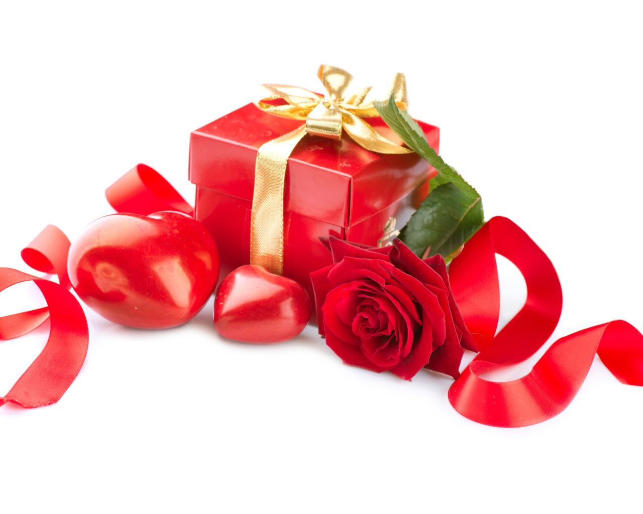 Подарок в красной коробке на белом фоне с красными сердечками и красной розой, подарок любимой на 14 февраля