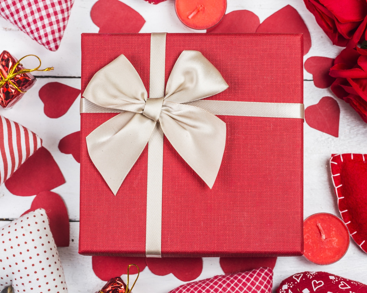 Большой подарок с сердечками на День Святого Валентина 14 февраля