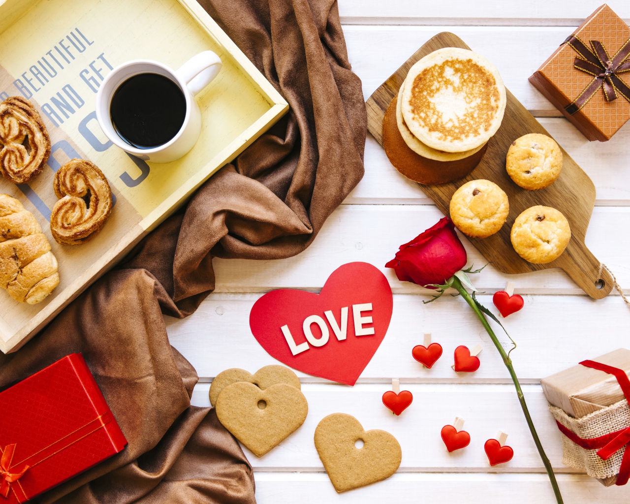Печенье, кофе и подарки для любимой на День Святого Валентина