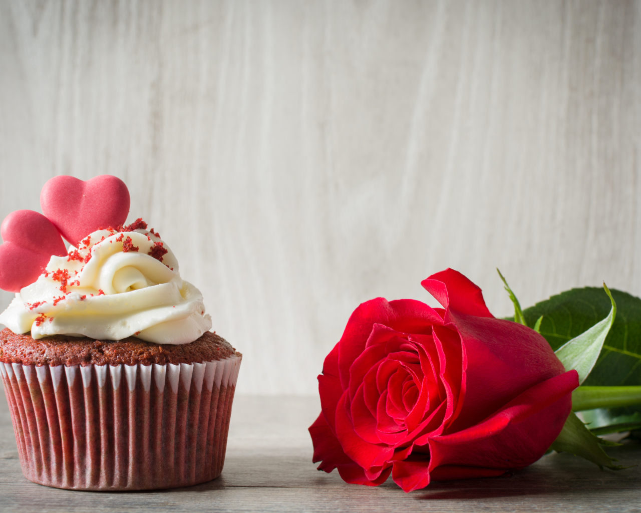 Кекс с сердечками и красная роза для любимой на 14 февраля