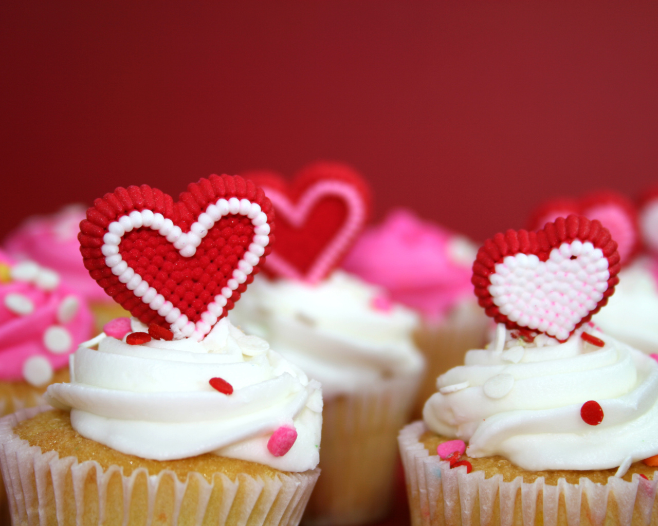 Капкейки с кремом и красными сердечками на День Святого Валентина