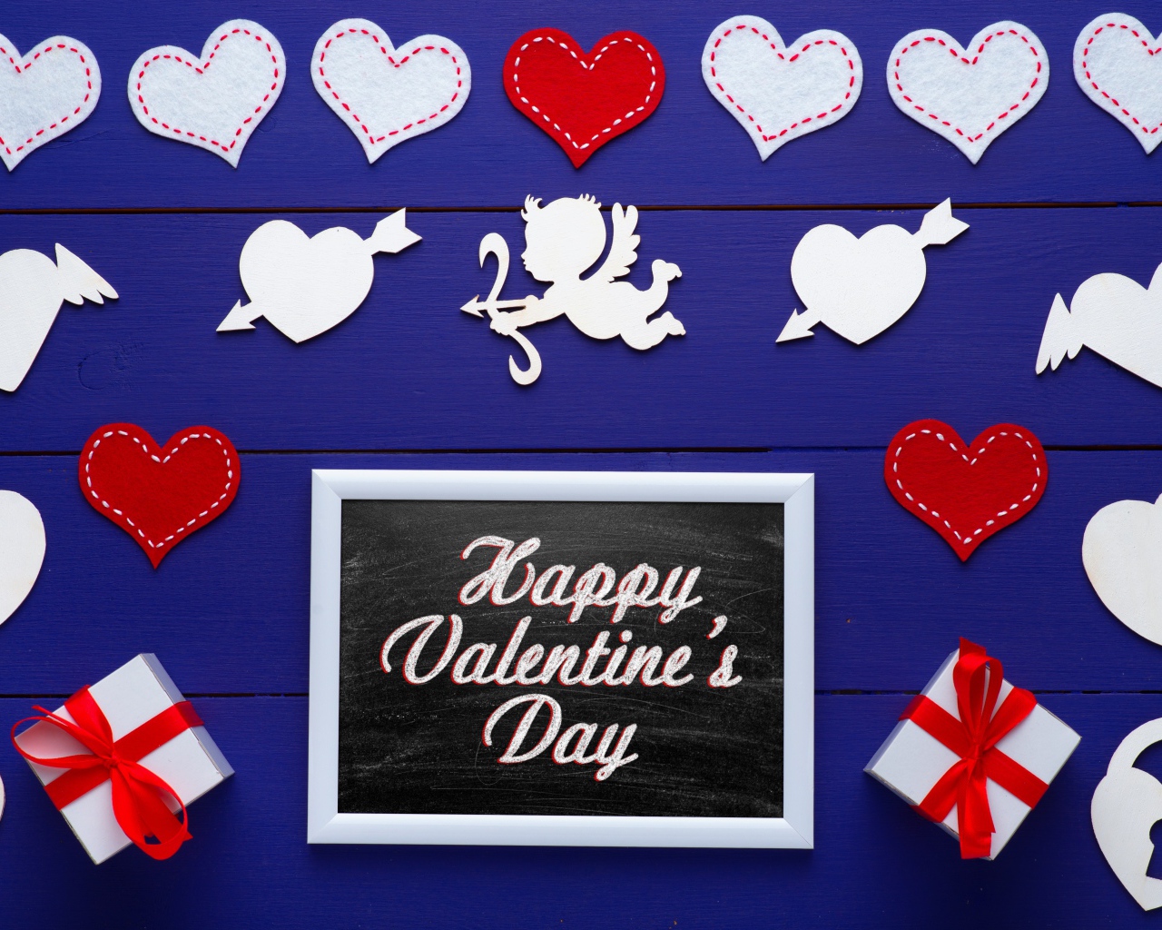 Подарки и сердечки на синем фоне на День Святого Валентина