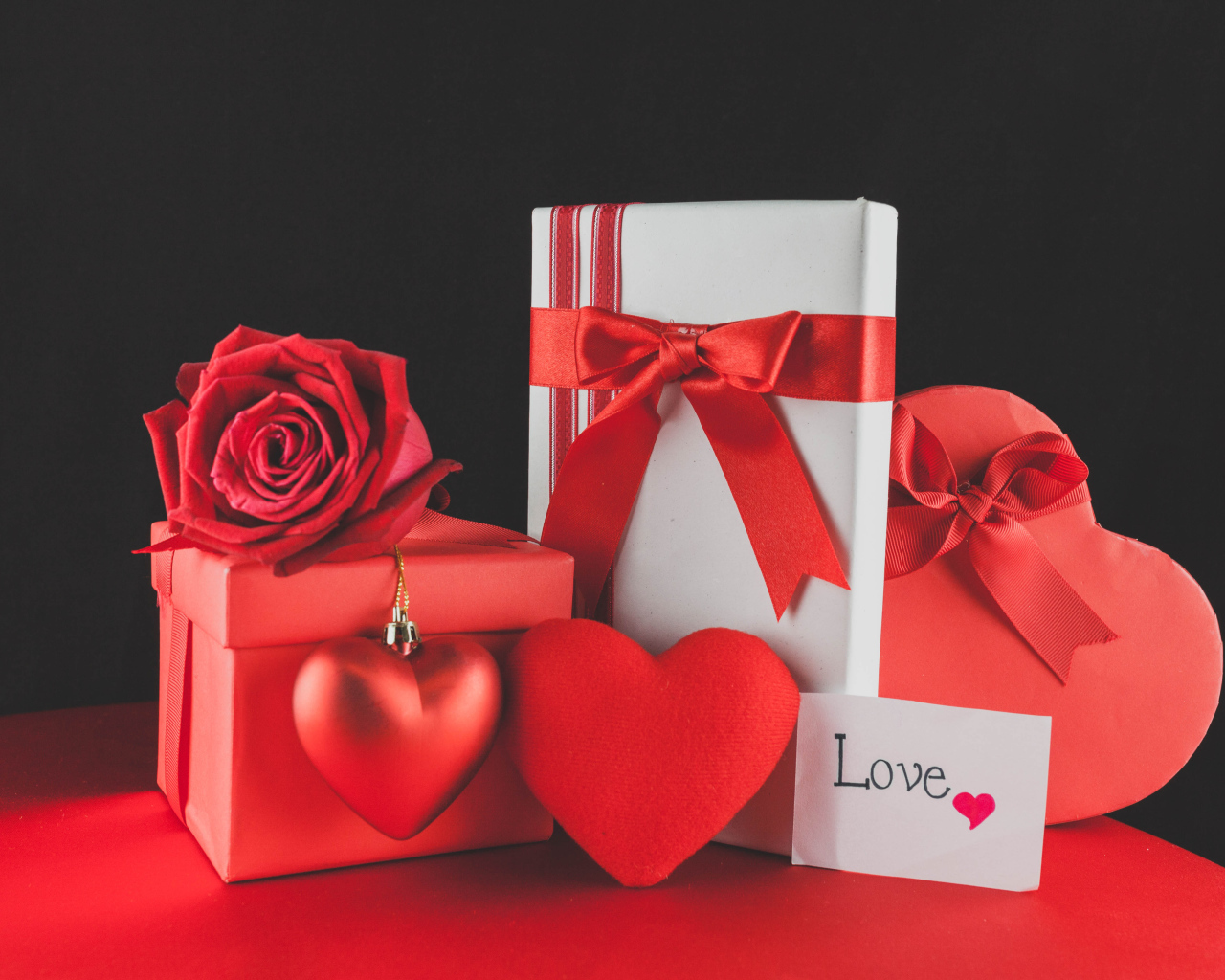 Подарки с красной розой и сердцем на 14 февраля 