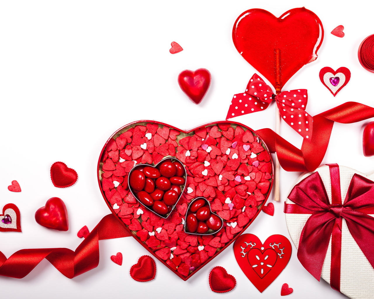 Коробка в форме сердца с конфетами на белом фоне подарок на День Святого Валентина