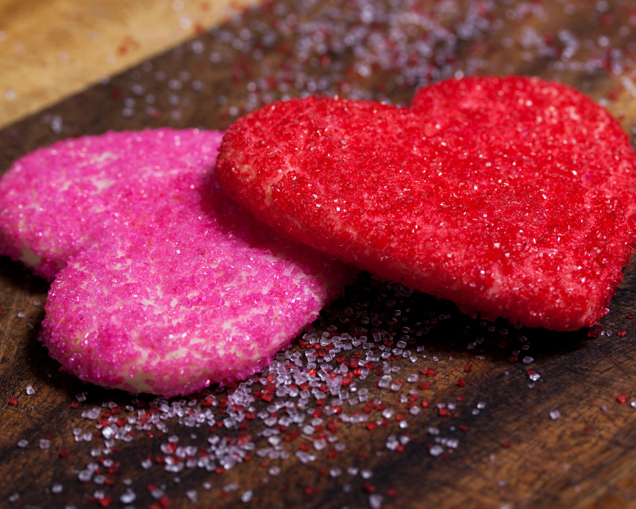 Два печенья в форме сердца в сахаре на День Святого Валентина 14 февраля