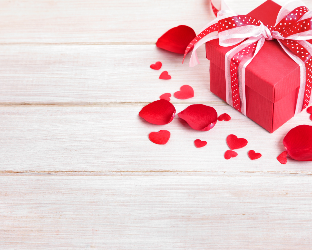 Подарок на День Святого Валентина с лепестками розы 