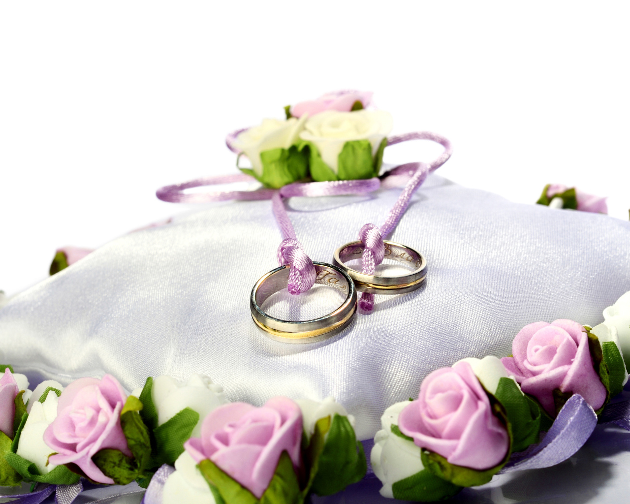 Два обручальных кольца на подушечке обшито