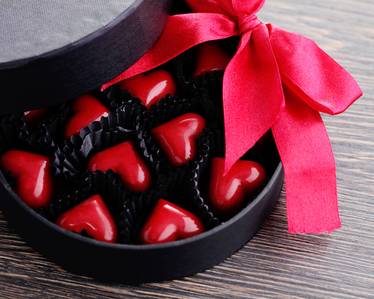 Коробка шоколадных конфет в форме сердца с красной лентой