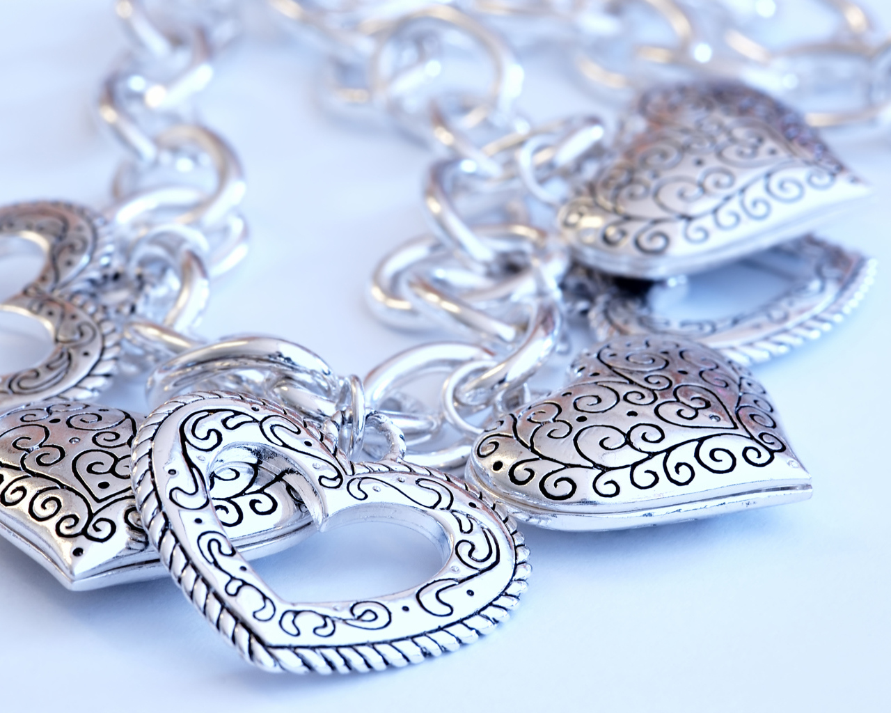 Красивые серебряные украшения в форме сердца