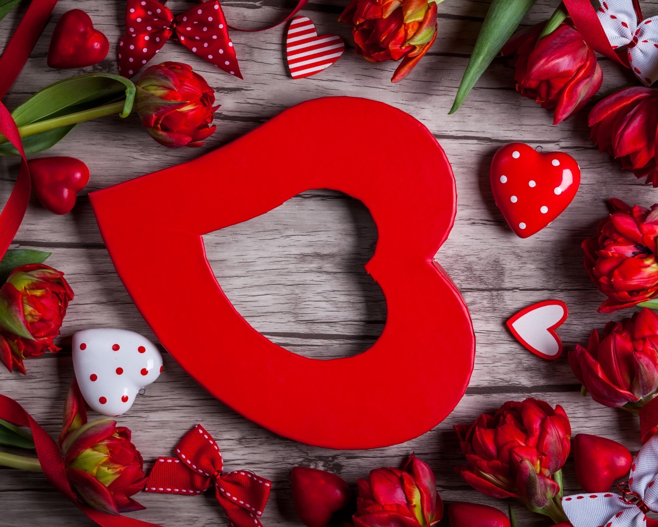 Большое красное сердце с красными тюльпанами