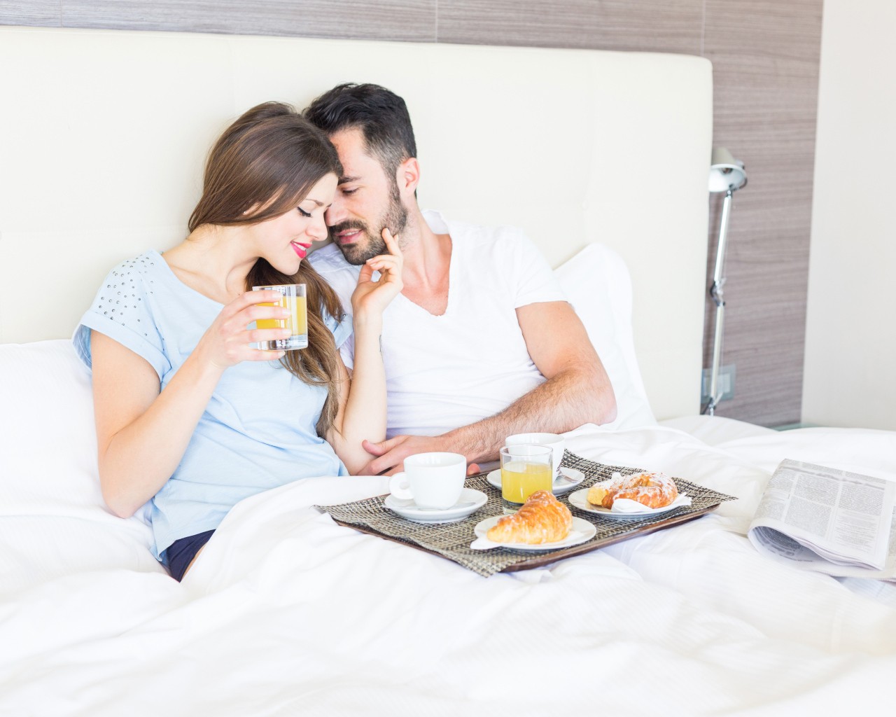 Влюбленная пара с завтраком в постели