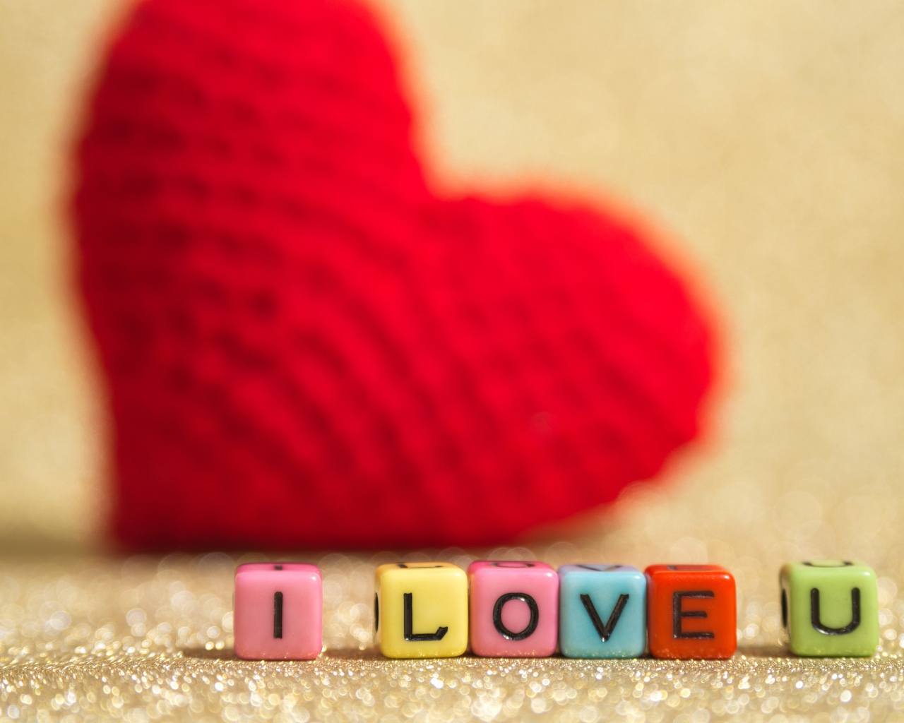 Кубики с буквами я тебя люблю на фоне красного сердца