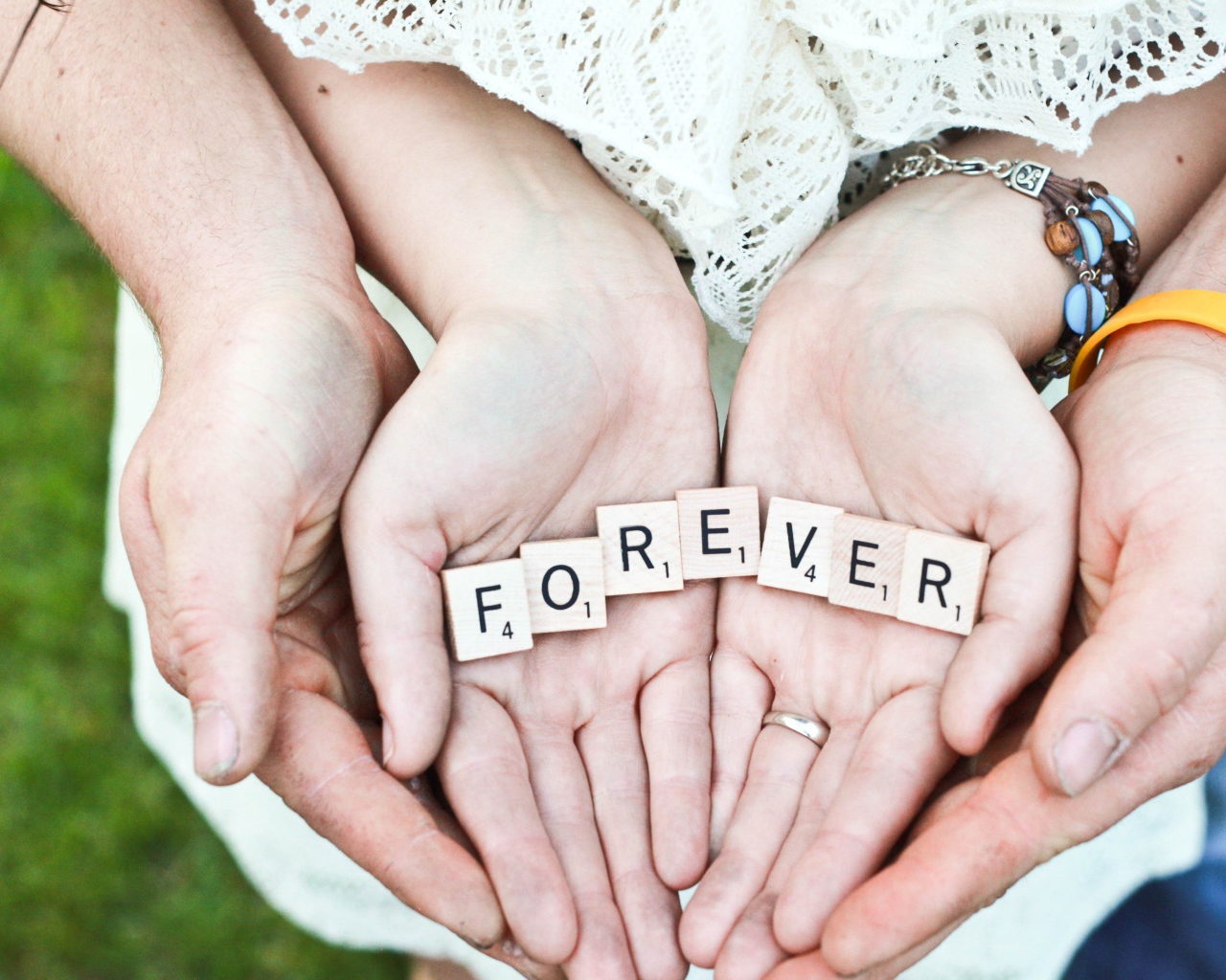 Руки влюбленной пары с надписью FOREVER